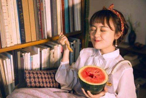 女人变猴脸吃瓜,揭秘神秘现象背后的真相