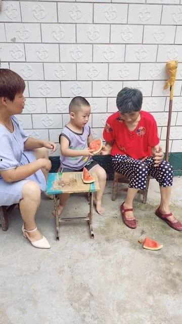 给奶奶讲吃瓜,与奶奶共享清凉吃瓜时光