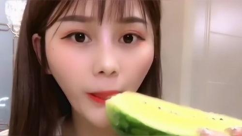 吃瓜西瓜少女视频,少女与西瓜的欢乐互动瞬间