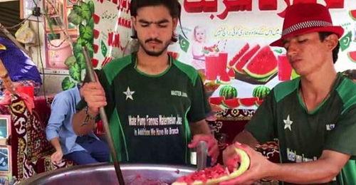 俄罗斯街头吃瓜,瓜果飘香，民众共享欢乐时光