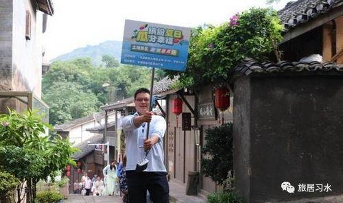 古镇吃瓜,品味传统美食，畅享夏日吃瓜盛宴